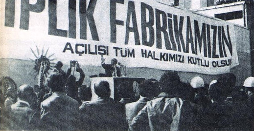 Başbakan Demirel 1975'te Tariş İplik Fabrikası açılışında konuşma yaparken